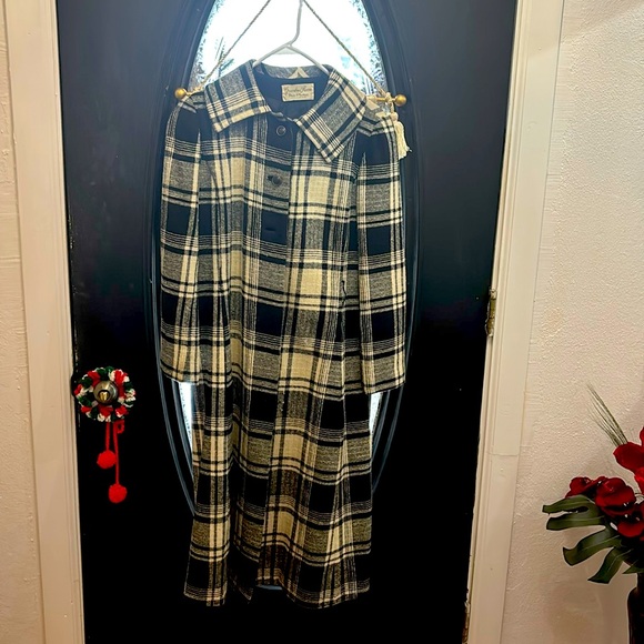 Black/cream plaid coat
Vintage Stone & Thomas
Small - Picture 1 of 3
